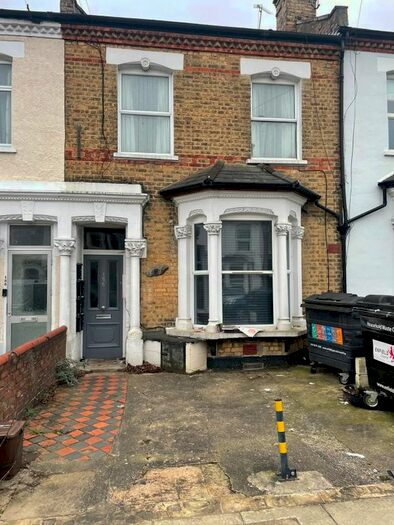 Studio To Rent In Whittington Road, London, N22