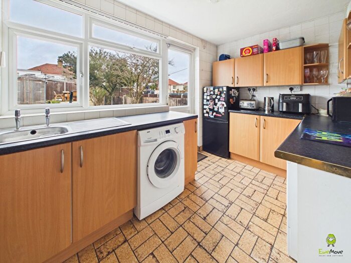 3 Bedroom Semi-detached House For Sale In Swanley Road, Welling, DA16