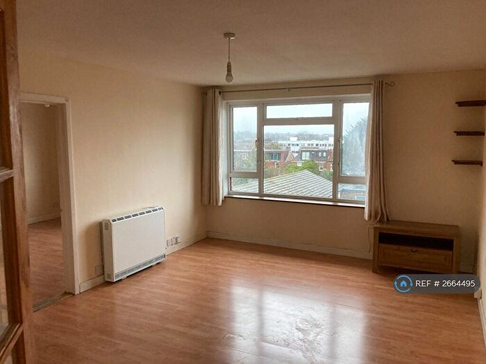 2 Bedroom Flat To Rent In Parkdale, London, N11