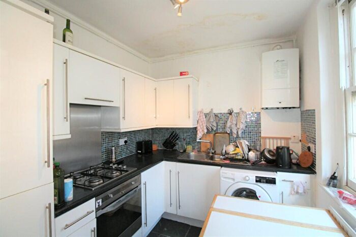 3 Bedroom Flat To Rent In Pilton Place, London, SE17