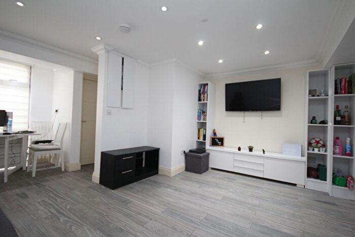 2 Bedroom Flat To Rent In Brownswood Road, London, N4