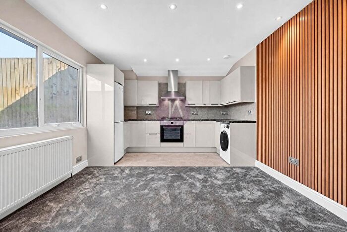 2 Bedroom Flat To Rent In Golders Green Road, Golders Green, London, NW11