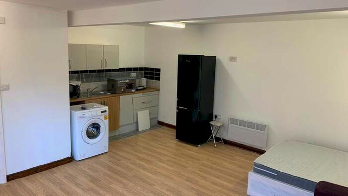 1 Bedroom Studio Flat To Rent In Wilton Road, Hounslow, TW4