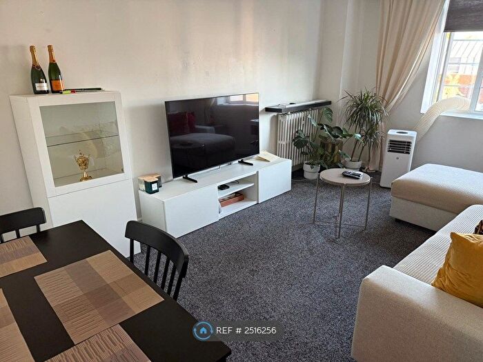 3 Bedroom Flat To Rent In Latymer Court, London, W6