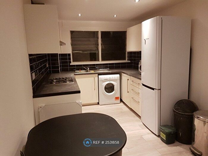 3 Bedroom Flat To Rent In Ampton Street, London, WC1X