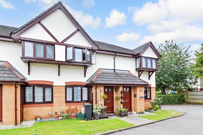 1 Bedroom Ground Maisonette For Sale In Willowside, Snodland, Kent, ME6