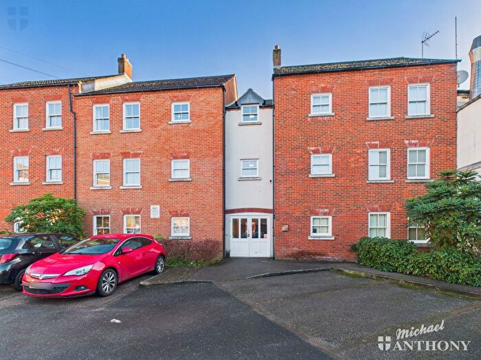2 Bedroom Flat For Sale In Pine Street, Aylesbury, HP19