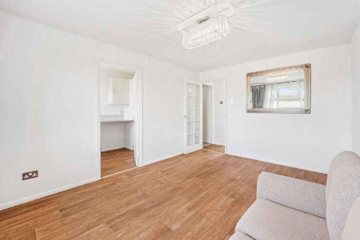 1 Bedroom Flat To Rent In Molyneux Drive, Tooting, SW17