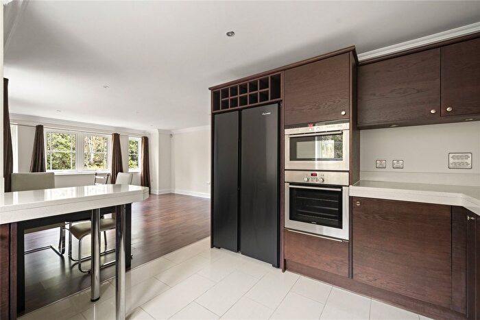 2 Bedroom Flat To Rent In Portsmouth Road, Esher, Surrey, KT10