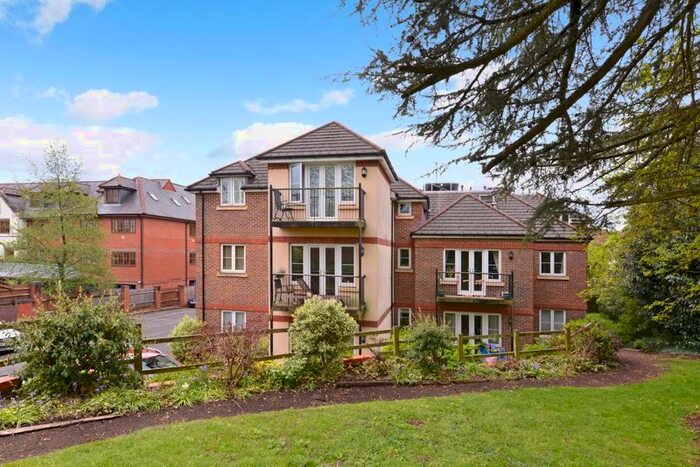 2 Bedroom Flat To Rent In Meadrow, Godalming GU7