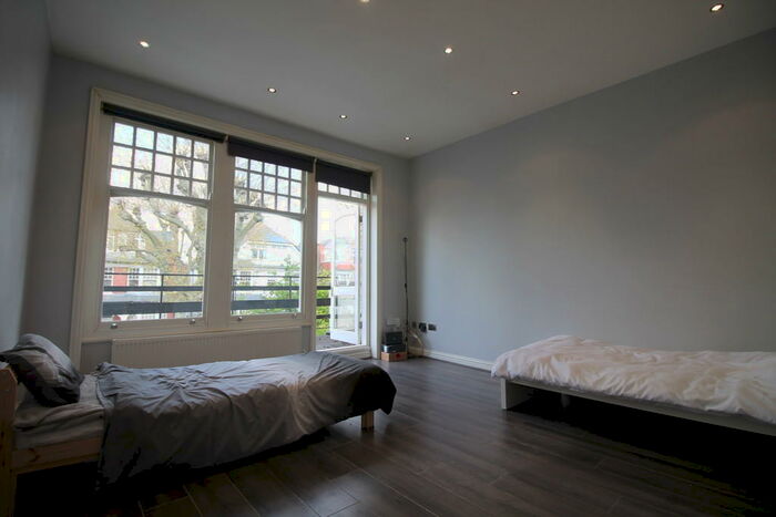 Apartment To Rent In Princes Avenue, London, N10