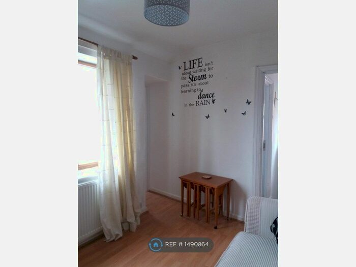 2 Bedroom Flat To Rent In Berwick Avenue, Hayes, UB5