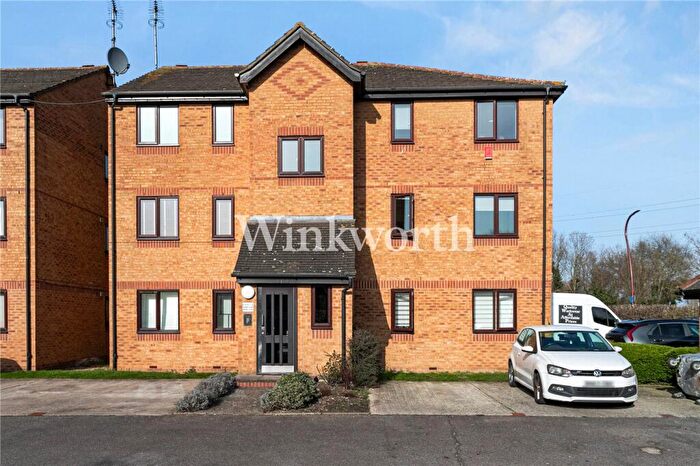 1 Bedroom Apartment For Sale In Bream Close, London, N17