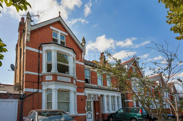 Studio To Rent In Walm Lane, London, NW2