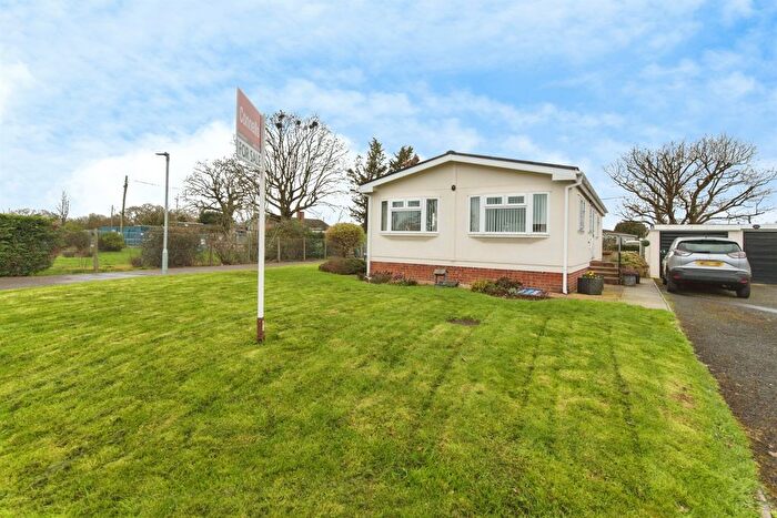 2 Bedroom Mobile/park Home For Sale In Glen Close, Clyst St. Mary, Exeter, EX5