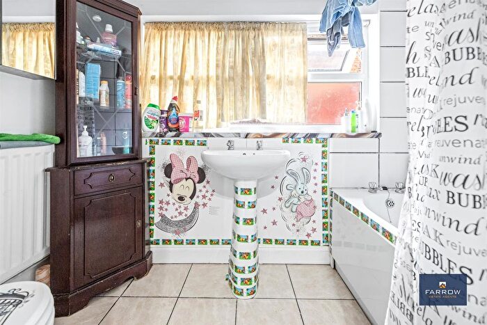 3 Bedroom Terraced House For Sale In Rutland Street, Grimsby, DN32
