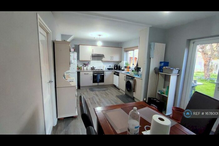 3 Bedroom Semi-Detached House To Rent In Bidwell Close, Bristol, BS10