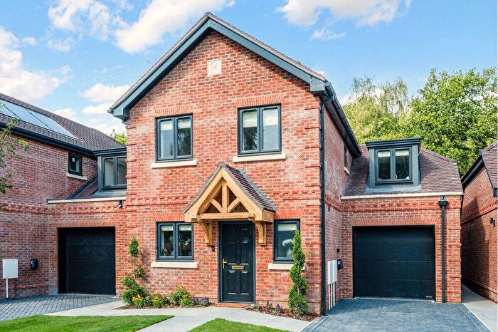 4 Bedroom Semi Detached House To Rent In Rope Gardens, Felbridge, East Grinstead, RH19