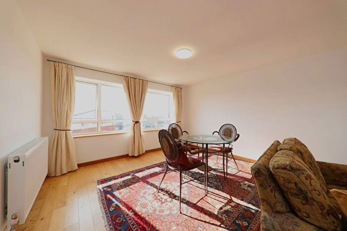 2 Bedroom Flat For Sale In Solomons Hill, Rickmansworth, WD3