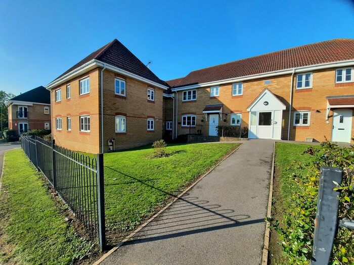 2 Bedroom Apartment To Rent In Park Cottage Drive, Fareham, PO15