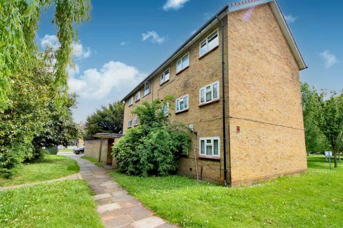 2 Bedroom Flat To Rent In Well Presented Two Bedroom Top Floor Apartment In Adeyfield, HP2
