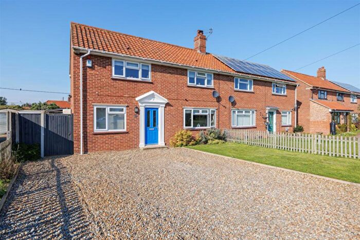 4 Bedroom Semi-Detached House For Sale In Queensway, Earsham, Bungay, NR35