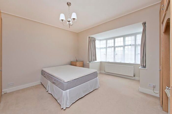 3 Bedroom Flat To Rent In Rutland Court, Queens Drive, West Acton, London, W3