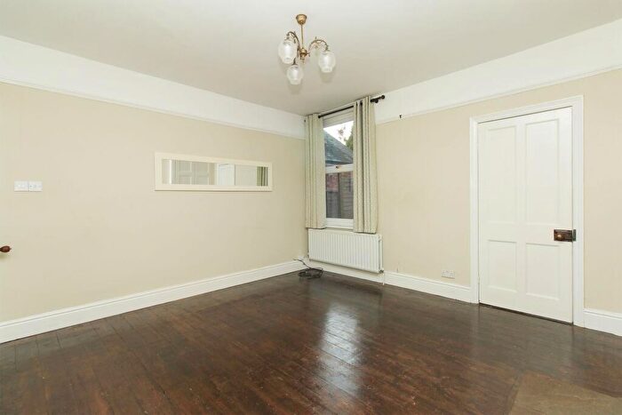 2 Bedroom End Of Terrace House To Rent In Old Hall Road, Chesterfield, S40
