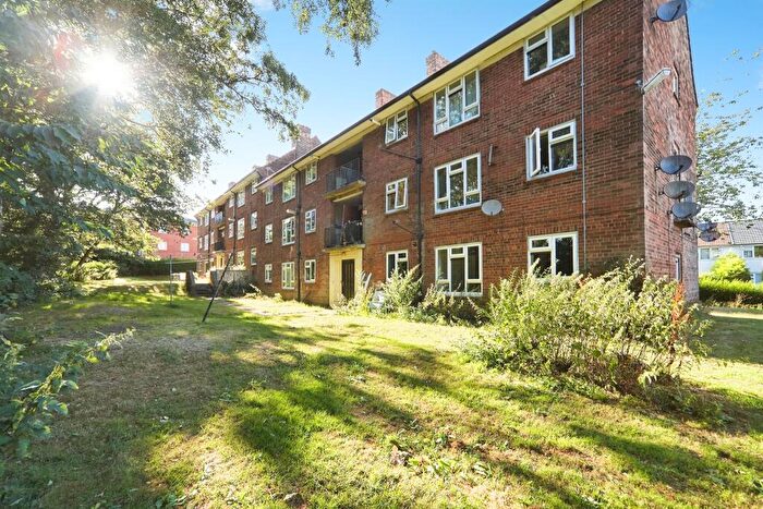 2 Bedroom Flat For Sale In Iveson Drive, Leeds, LS16