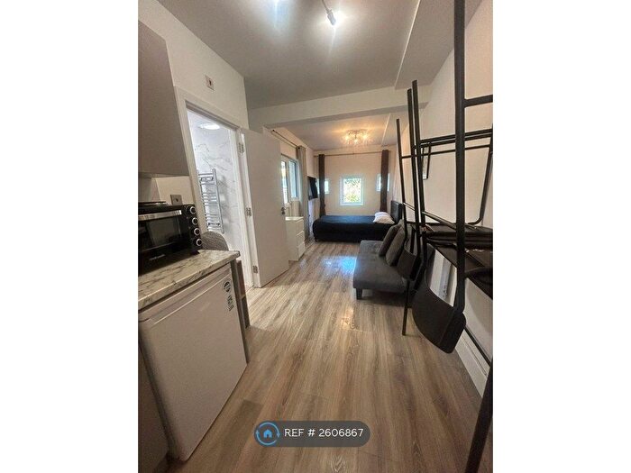 Studio To Rent In York Road, Teddington, TW11