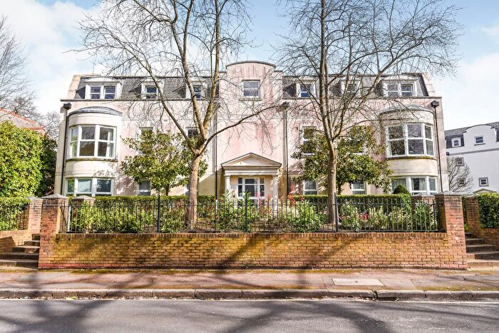 2 Bedroom Flat To Rent In Bell Court, Tunbridge Wells, TN4