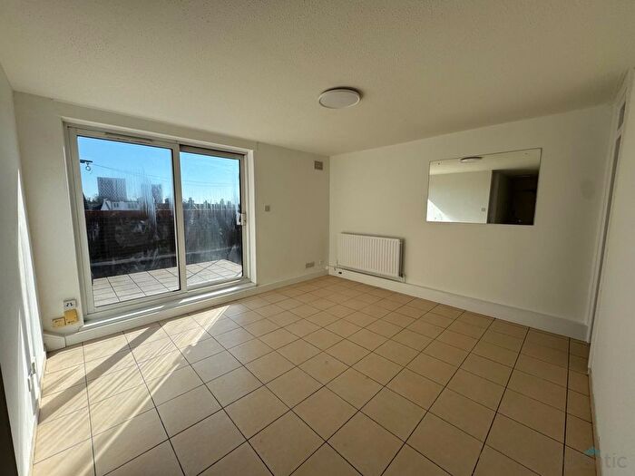 2 Bedroom Flat To Rent In Herne Mews, Edmonton, N18