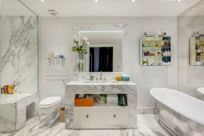 3 Bedroom Flat To Rent In Redcliffe Square, Chelsea, London, SW10