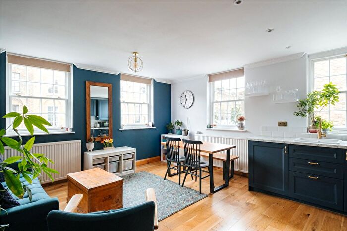 2 Bedroom Flat For Sale In Theberton Street, Islington, London, N1