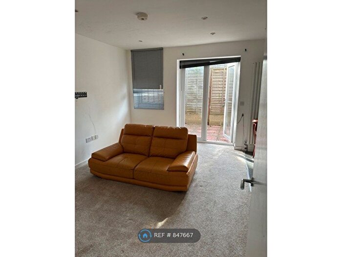2 Bedroom Flat To Rent In Cuxton Road, Rochester, ME2