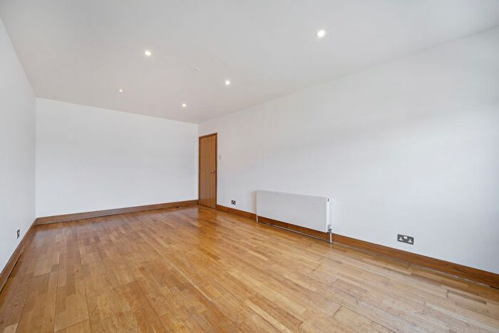 3 Bedroom Flat To Rent In Kingsley Mews, Wapping, E1W