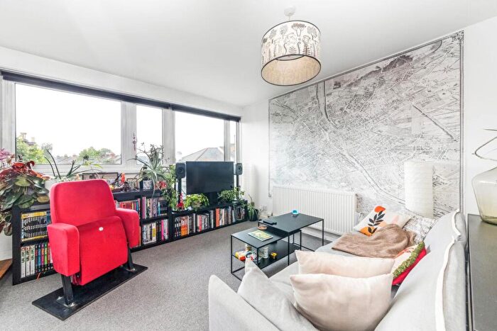 1 Bedroom Apartment For Sale In Lordship Lane, East Dulwich, London, SE22