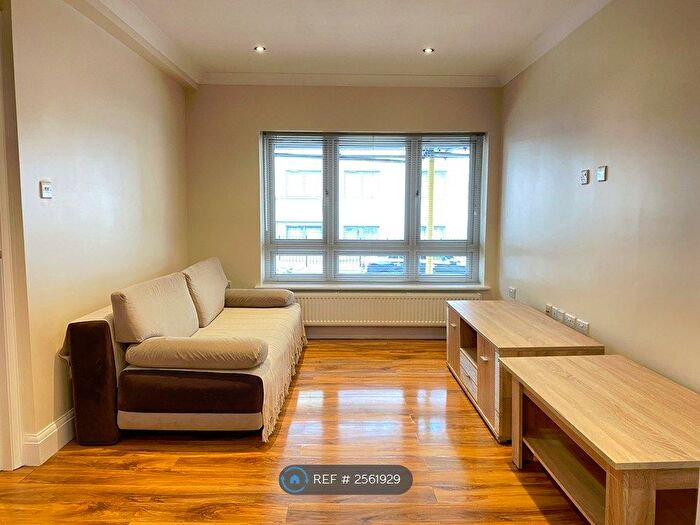 2 Bedroom Flat To Rent In Stoke Gardens, Slough, SL1