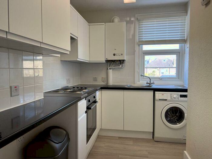 3 Bedroom Flat To Rent In Refurbished Flat With Parking, SM6