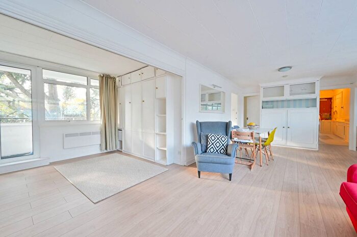 2 Bedroom Flat To Rent In The Cedars, Ealing, London, W13