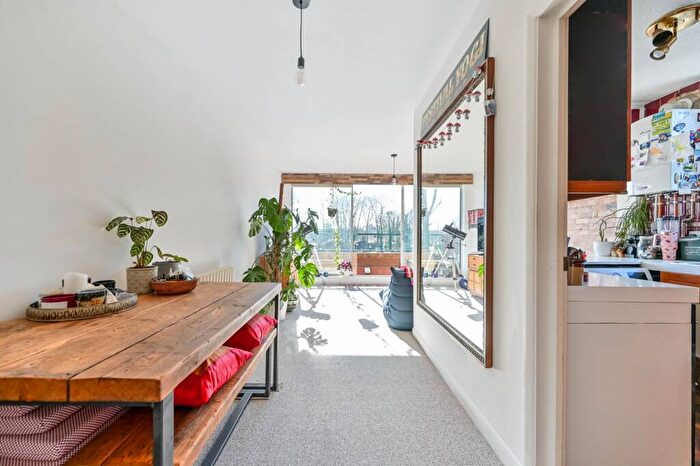 1 Bedroom Flat To Rent In Hampton Court Road, Hampton Court, East Molesey, KT8