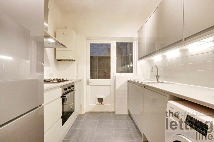 2 Bedroom Flat To Rent In Devonshire Road, Palmers Green, London, N13