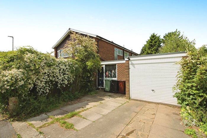 3 Bedroom Semi-Detached House For Sale In Northwood Park, Woodlesford, LS26