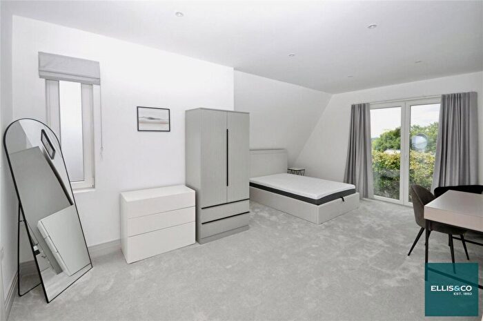 2 Bedroom Apartment To Rent In Ballards Lane, Finchley, N3