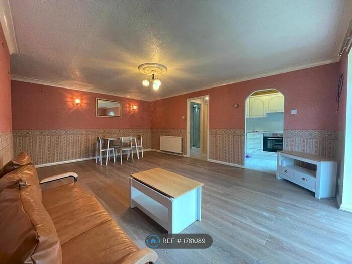 2 Bedroom Flat To Rent In Exeter Court, Middleton, Manchester, M24