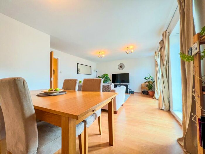2 Bedroom Flat To Rent In Adventurer`s Quay, Cardiff Bay, CF10