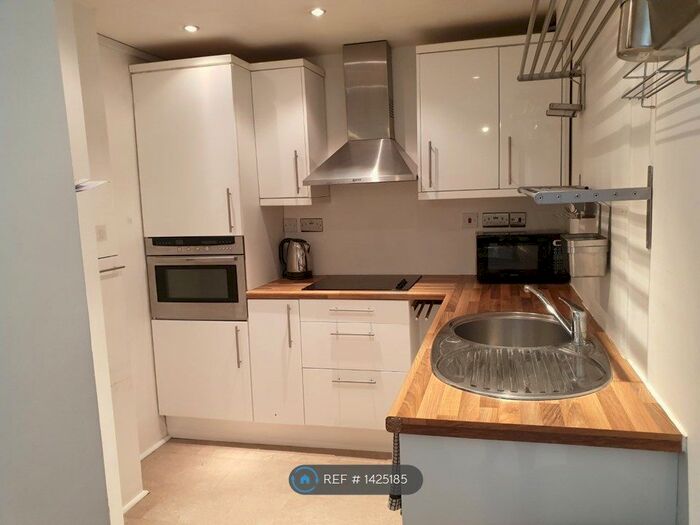 2 Bedroom Flat To Rent In Michael Cliffe House, London, EC1R
