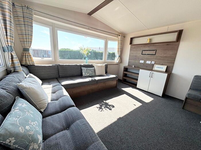 3 Bedroom Mobile/park Home For Sale In Hook Lane, Warsash, Southampton, SO31