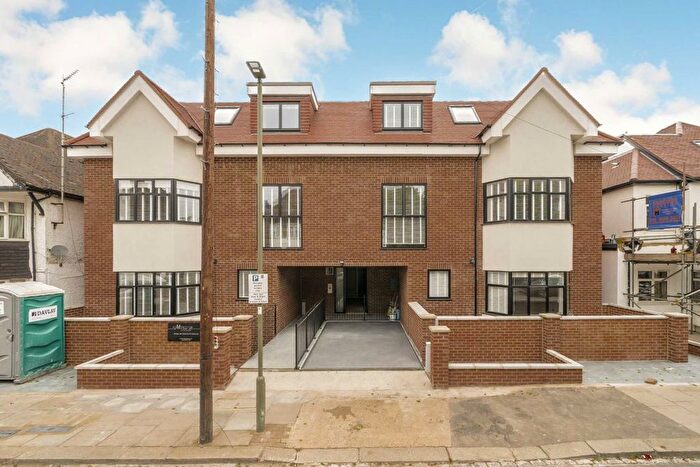 2 Bedroom Flat To Rent In Beechcroft Avenue, Golders Green, NW11