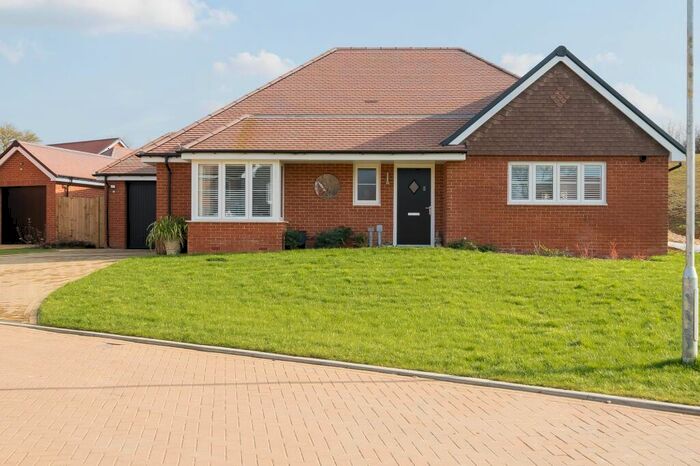2 Bedroom Detached Bungalow For Sale In Woodpeckers, Billingshurst, RH14
